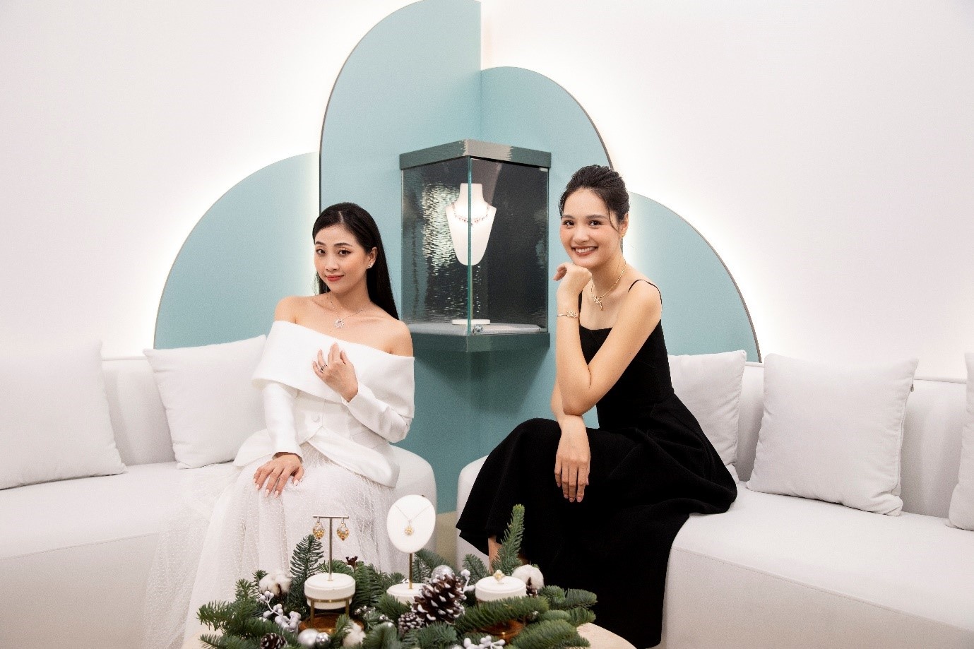 Huong Giang, Lieu Ha Trinh tinh khoi trong BST trang suc Oriental hinh anh