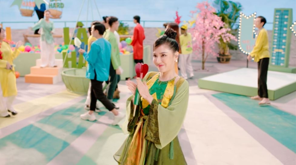 Tet no lo,  tra o long Tea+ Plus anh 1