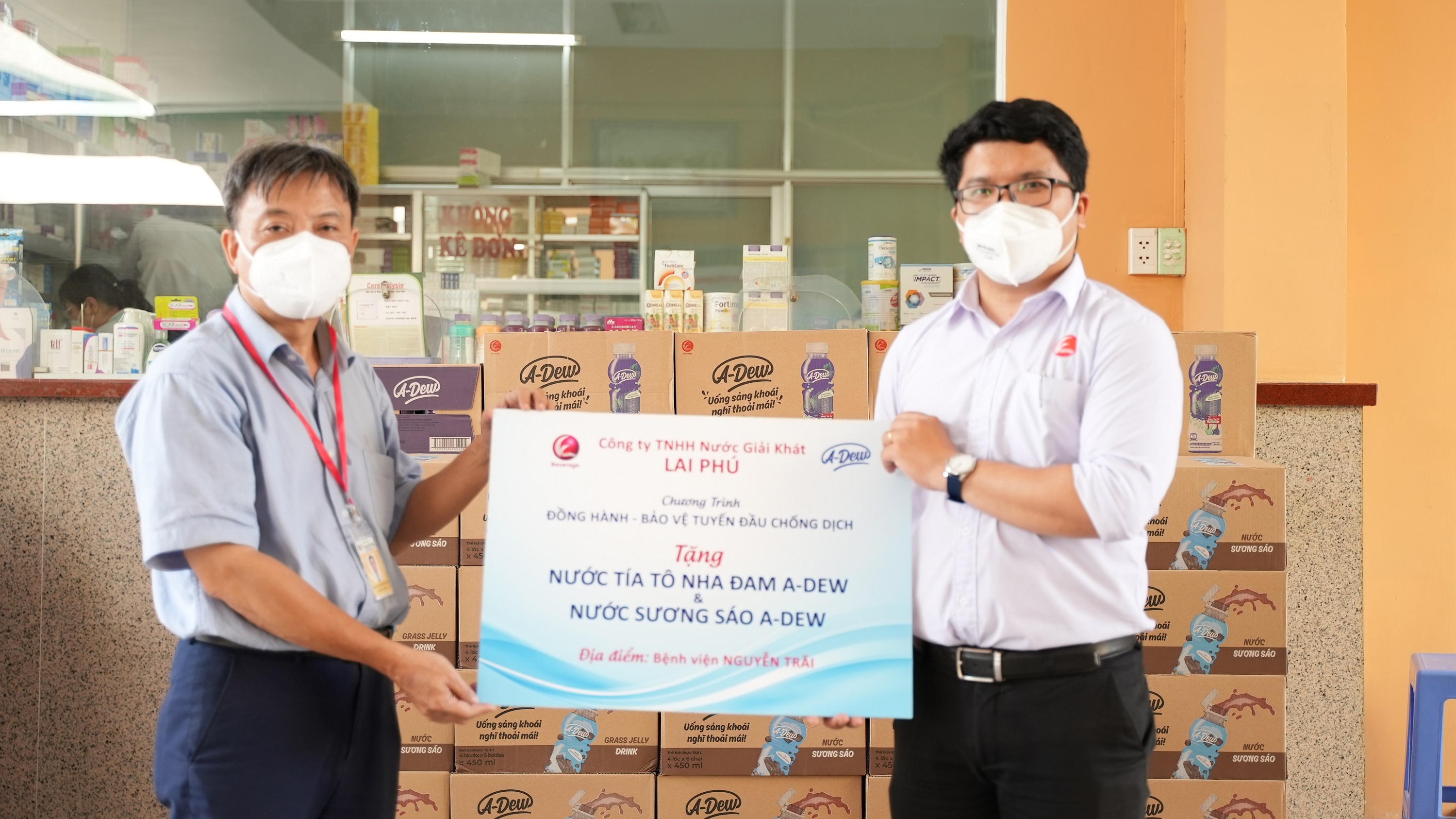 Doanh nghiep nuoc giai khat tiep suc y bac si tuyen dau chong dich hinh anh