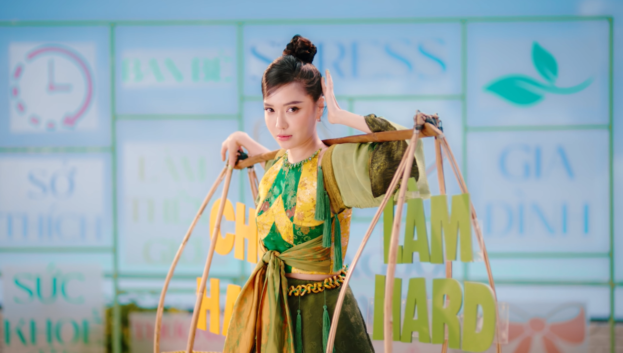 Tet no lo,  tra o long Tea+ Plus anh 2