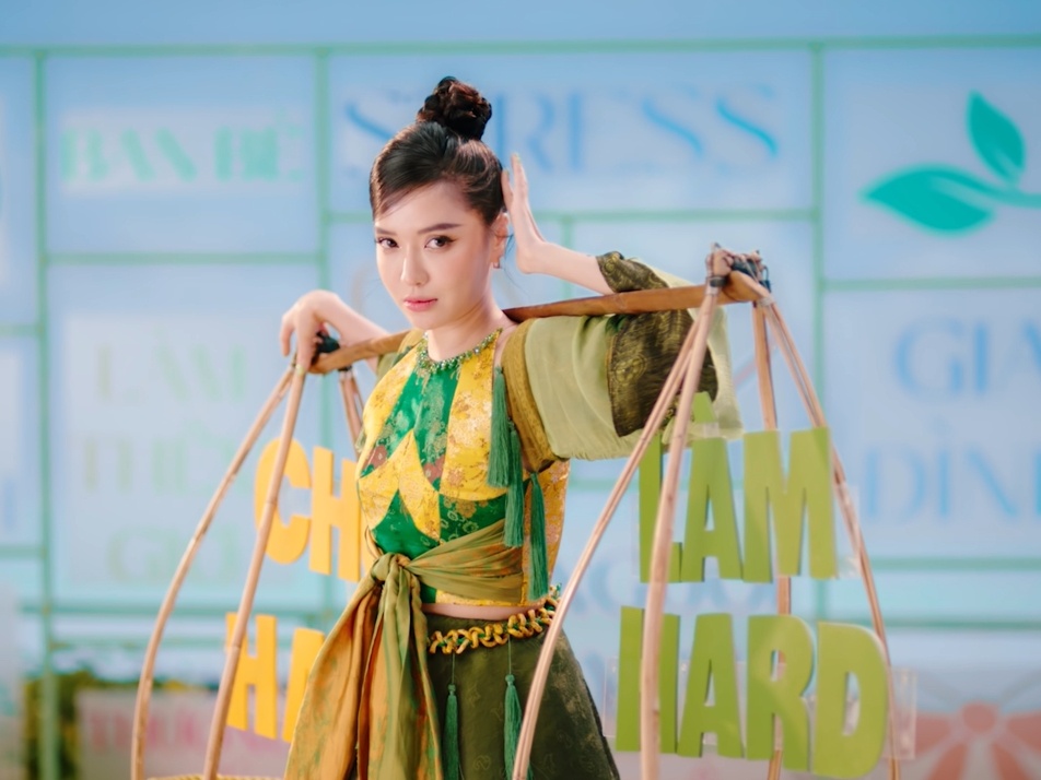 Bich Phuong lan toa nang luong tich cuc qua MV 'Tet no lo' hinh anh