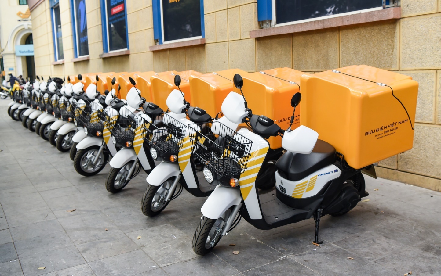 Honda hop tac Buu dien Viet Nam thi diem giao hang bang xe dien hinh anh