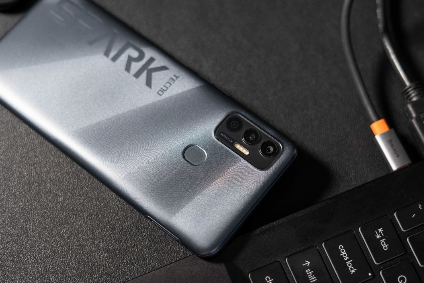 FPT Shop giam 200.000 dong cho khach mua smartphone Tecno hinh anh