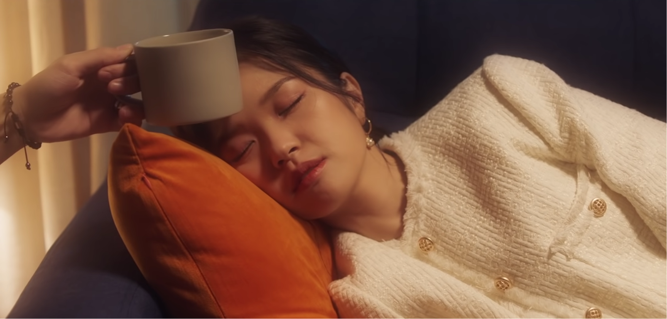 Hoang Dung va Suni Ha Linh 'cam on nha' trong MV moi hinh anh