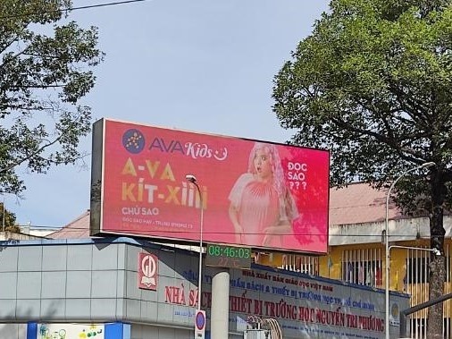 khai truong chuoi ban le,  billboard anh 2