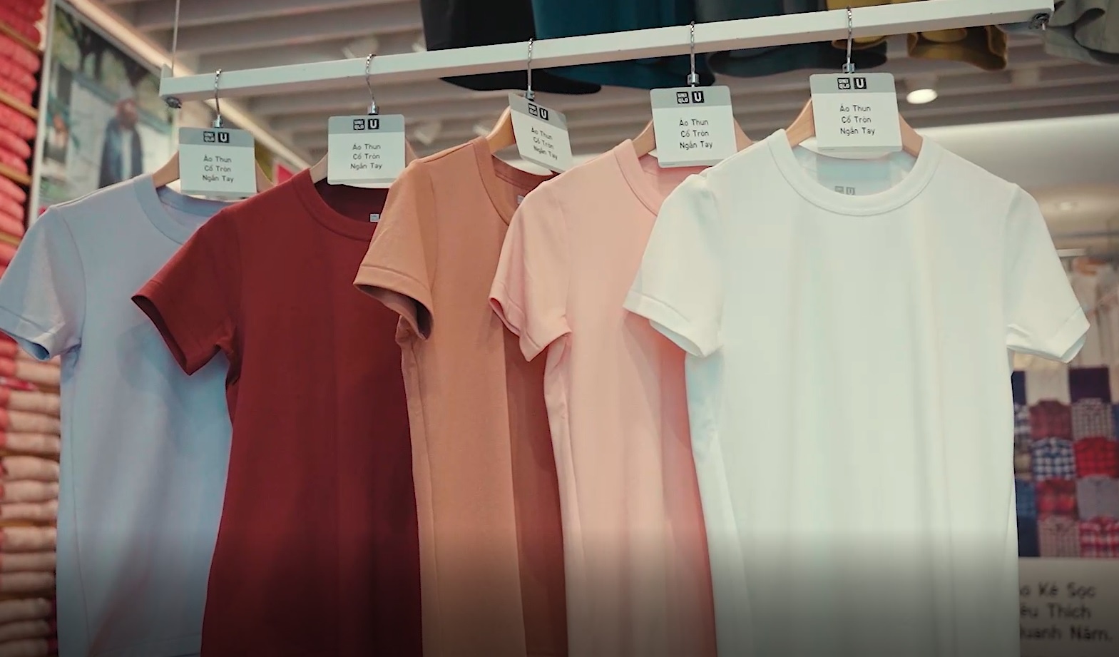 Uniqlo tang banh, tung uu dai cho khach mua sam dau nam hinh anh