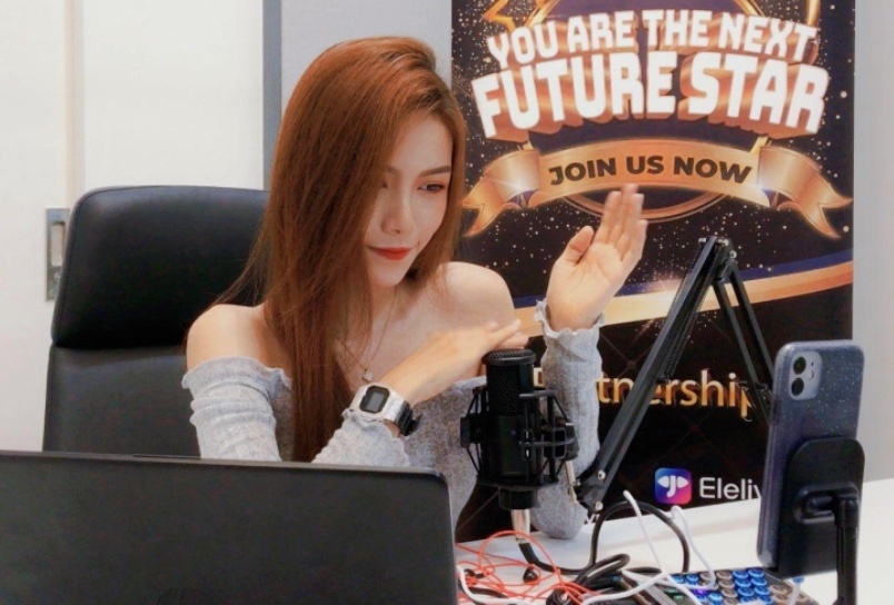 Tro thanh streamer chuyen nghiep khi dau quan cho Starena hinh anh