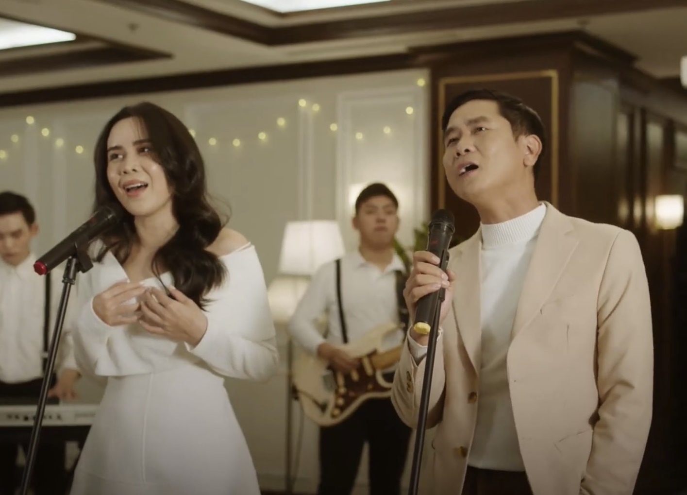 Ho Hoai Anh - Luu Huong Giang: ‘Nam tay nhau va dung nen buong’ hinh anh