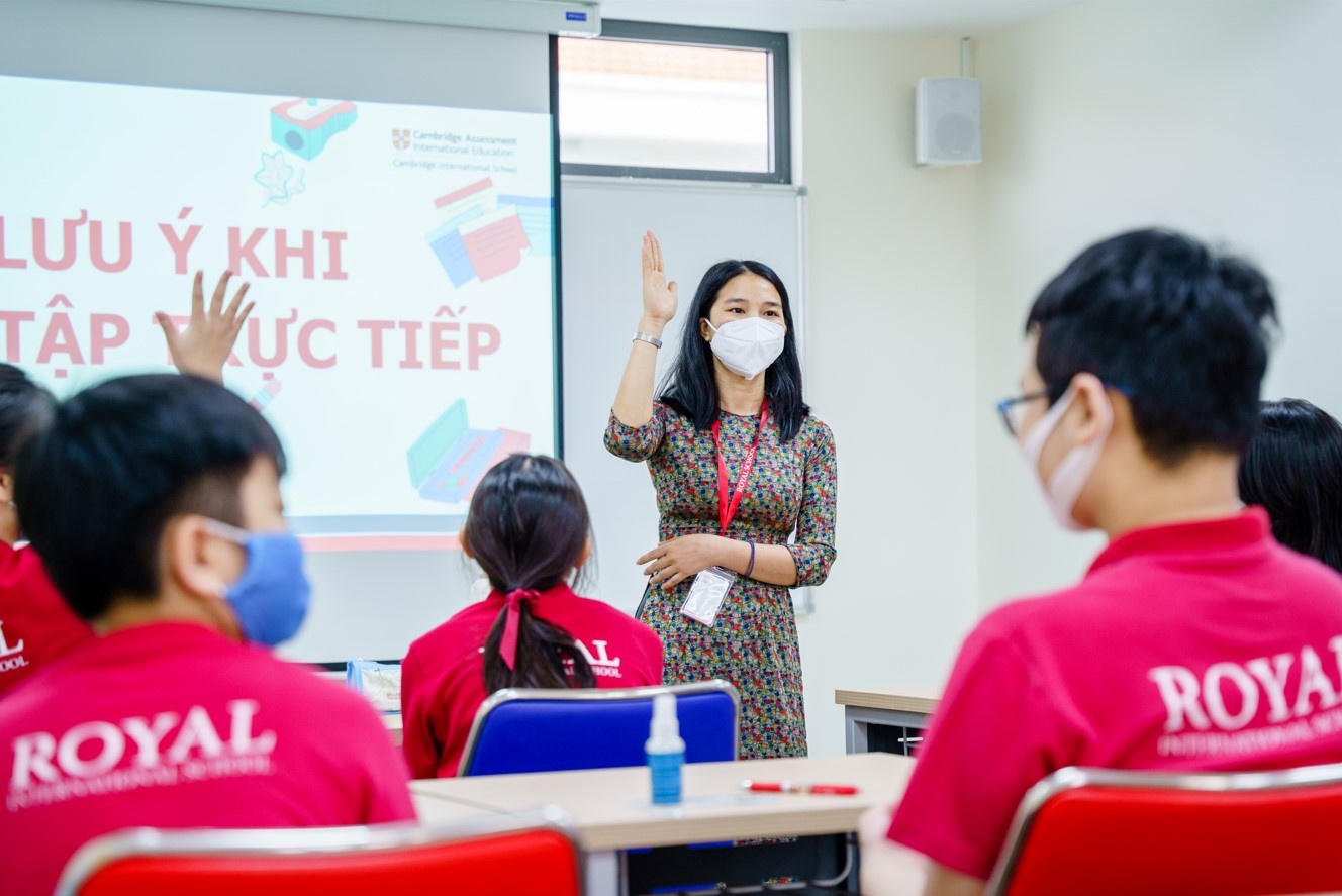 Khong khi ngay dau tro lai truong cua hoc sinh Royal School hinh anh
