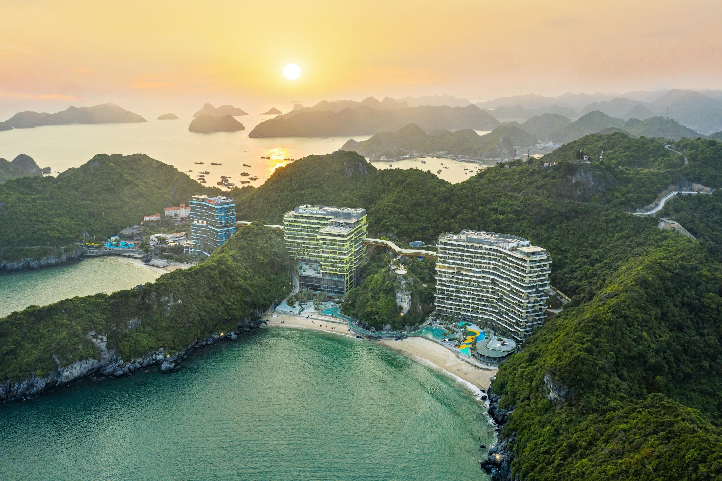 Flamingo Cat Ba anh 1