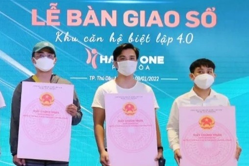 Van Xuan Group ban giao so hong dot 1 cho cu dan Happy One - Phu Hoa hinh anh