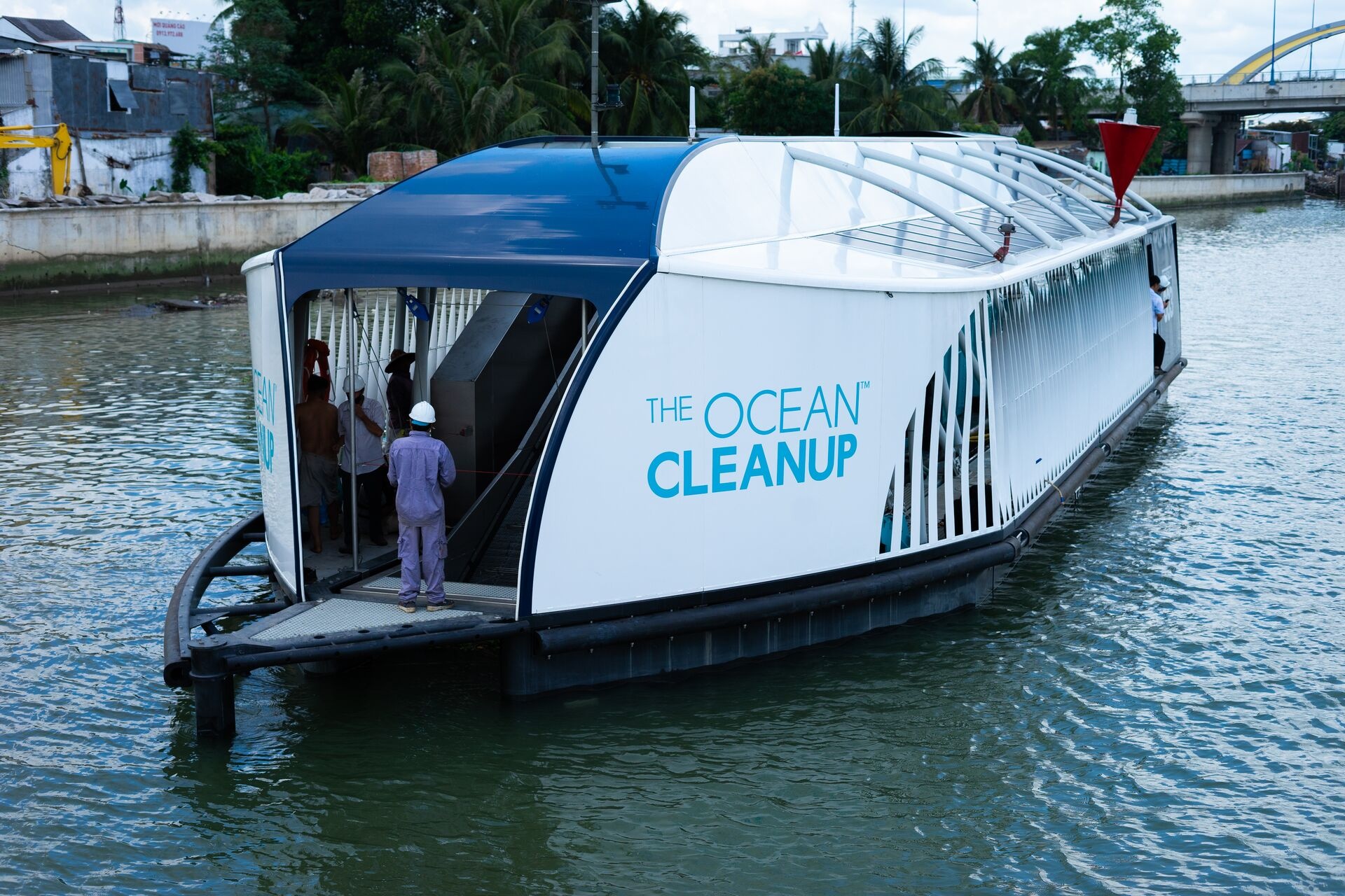 Coca-Cola hop tac The Ocean Cleanup giam rac thai nhua tai Viet Nam hinh anh