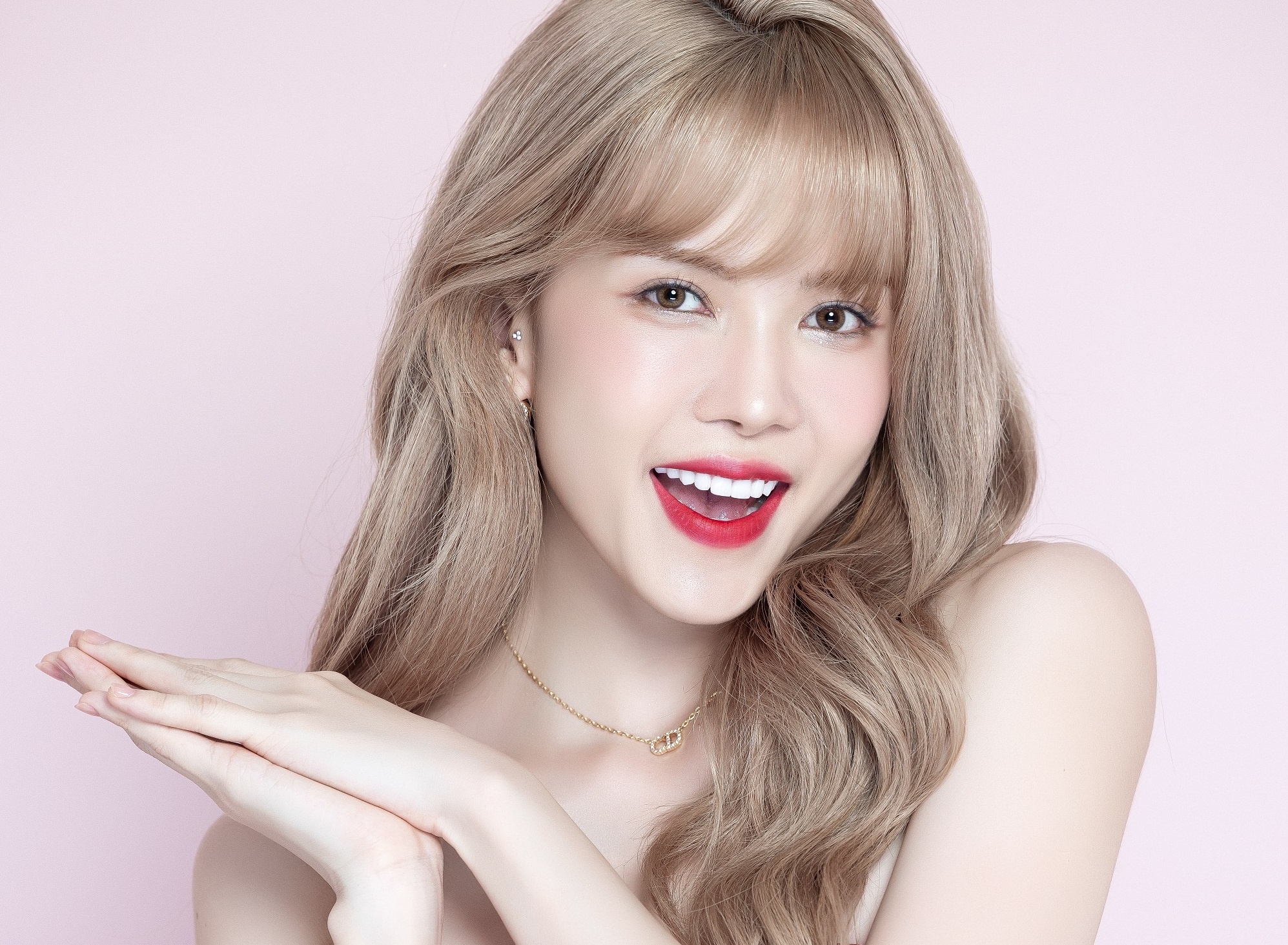 Thieu Bao Tram bat mi bi quyet cham soc da voi cong nghe tre hoa hinh anh