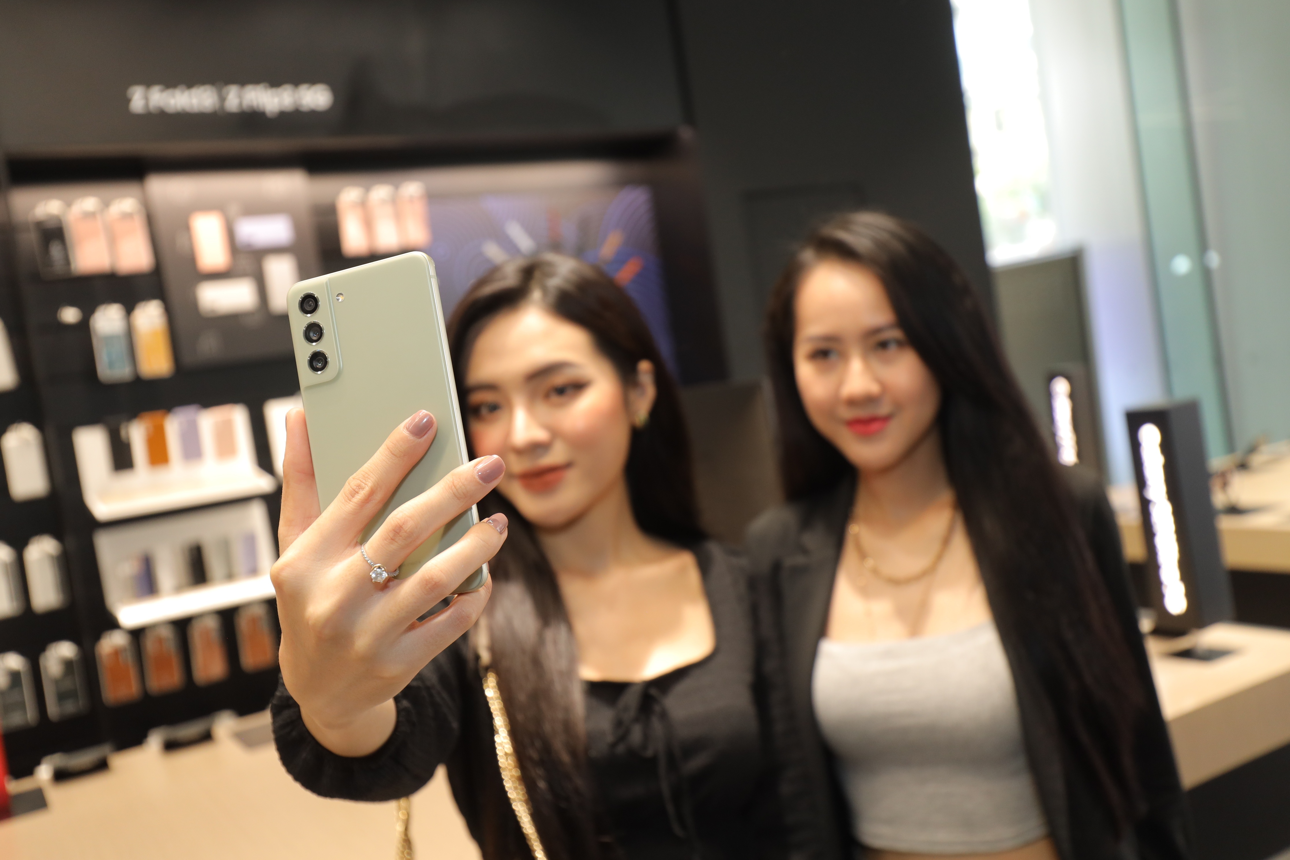 Galaxy S21 FE den tay nguoi dung sau mot tuan ra mat hinh anh