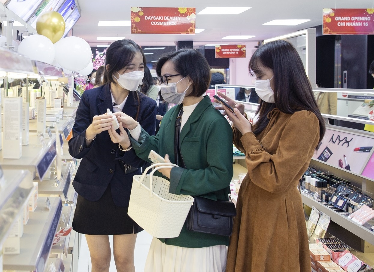 He thong duoc my pham Daysaki khai truong cung luc 2 chi nhanh hinh anh