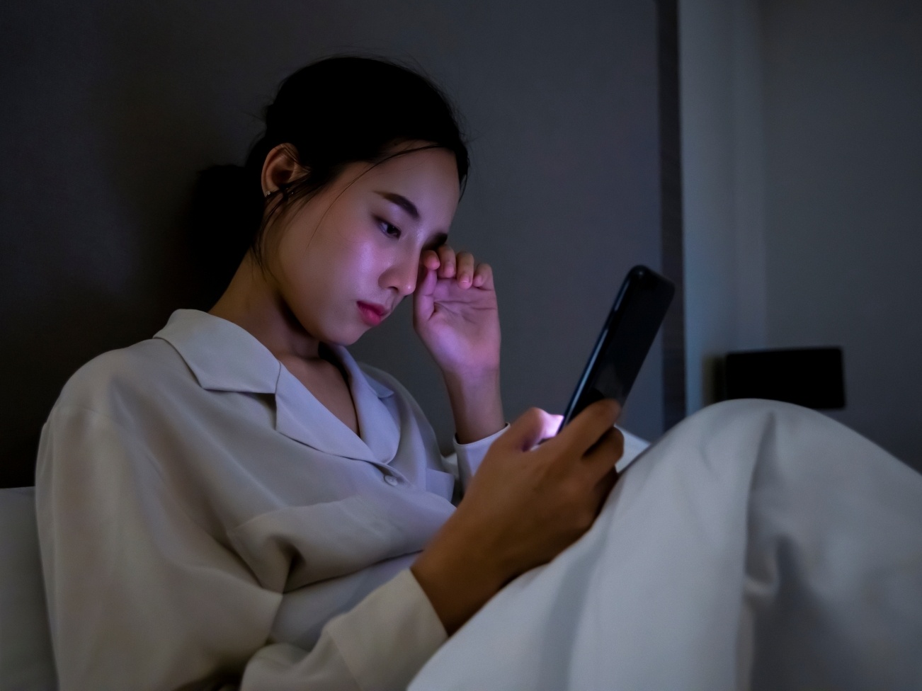 Tinh trang giam thi luc o nguoi tre do online lien tuc hinh anh