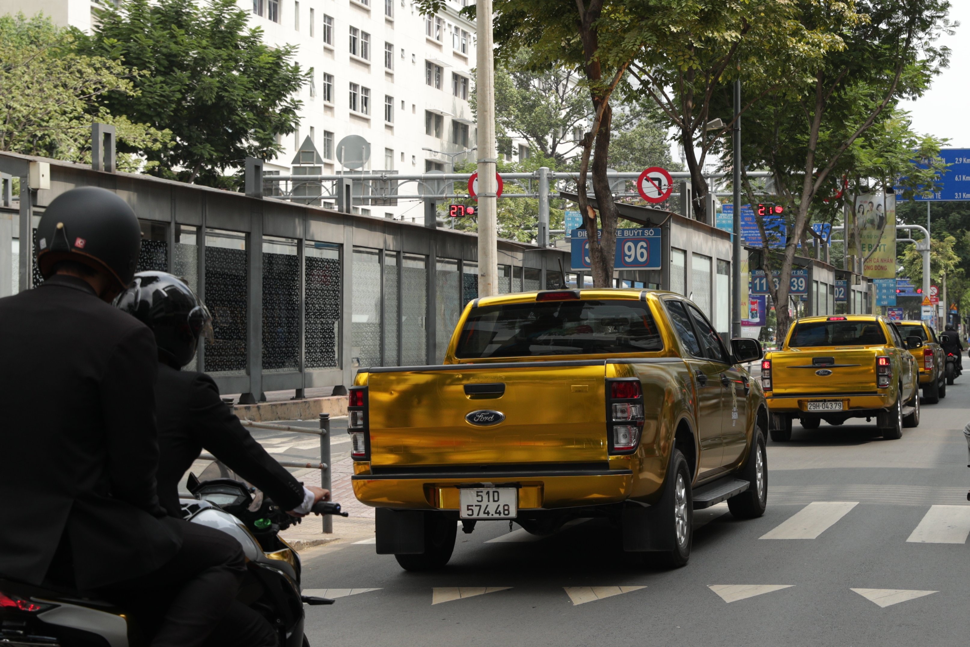 Gioi tre to mo ve chiec xe cho ‘vang’ tren duong pho TP.HCM hinh anh