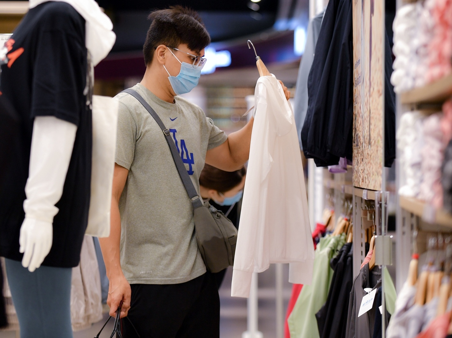 Vi sao nhieu nguoi uu tien trang phuc da dung don Tet? hinh anh