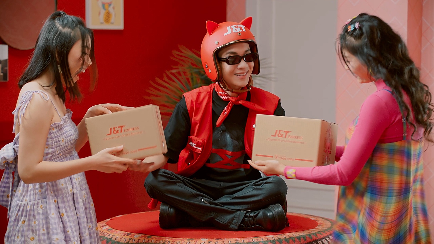 J&T Express,  JustaTee anh 5