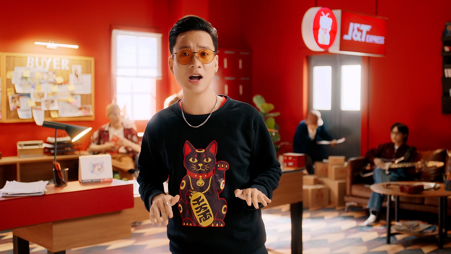 J&T Express,  JustaTee anh 3