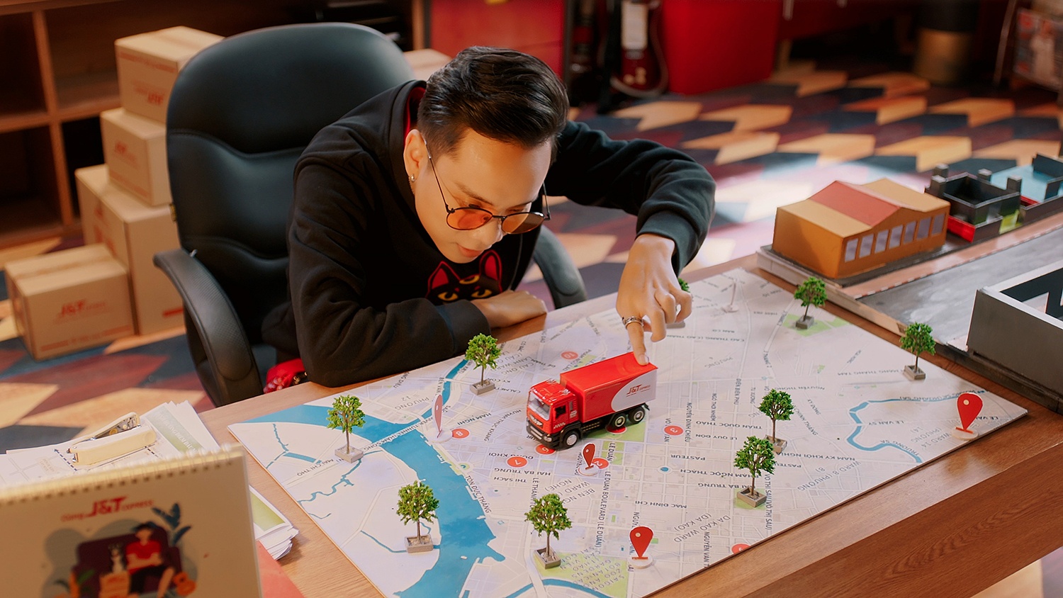 J&T Express,  JustaTee anh 4