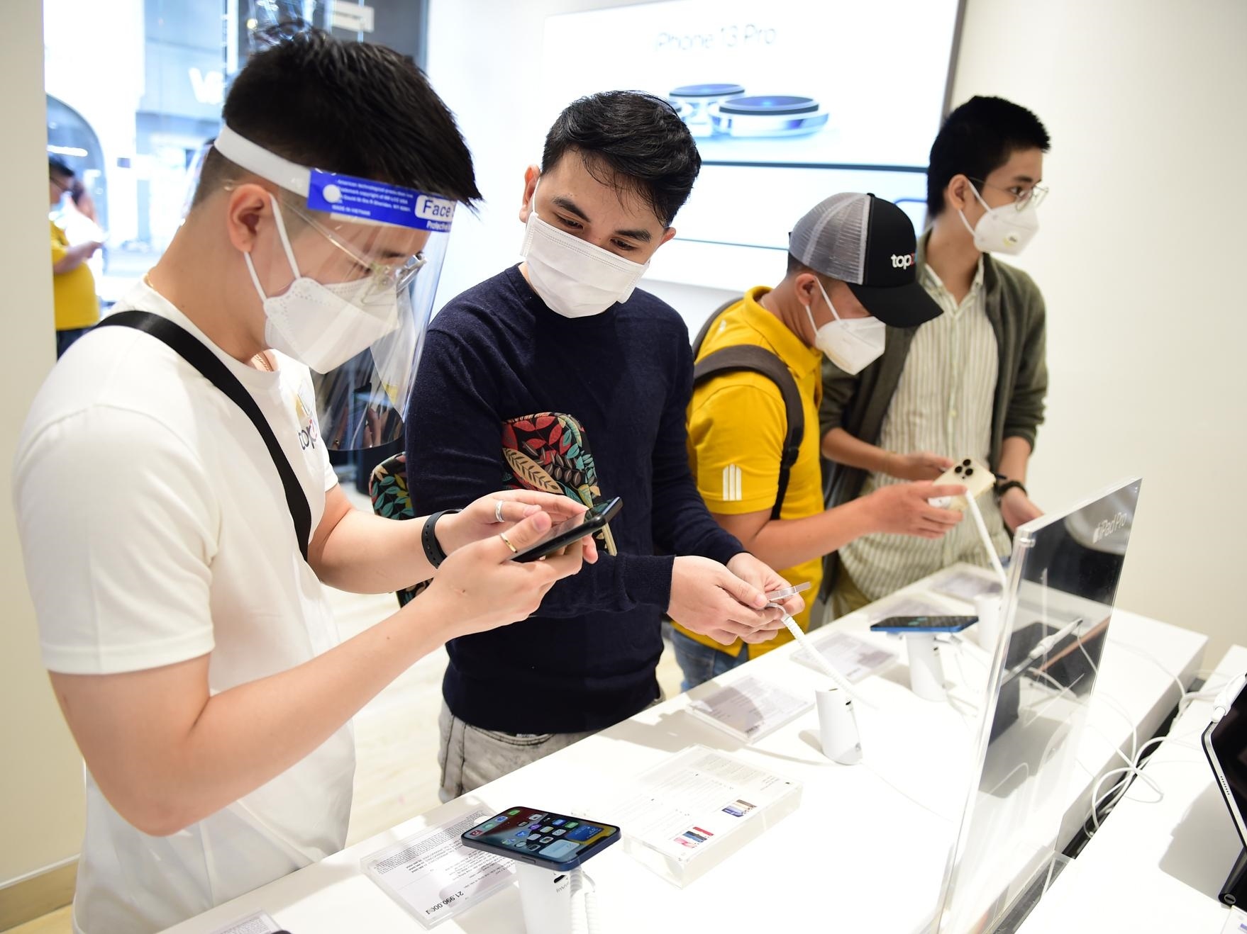 Khai truong cua hang TopZone APR dau tien tai Ha Noi hinh anh