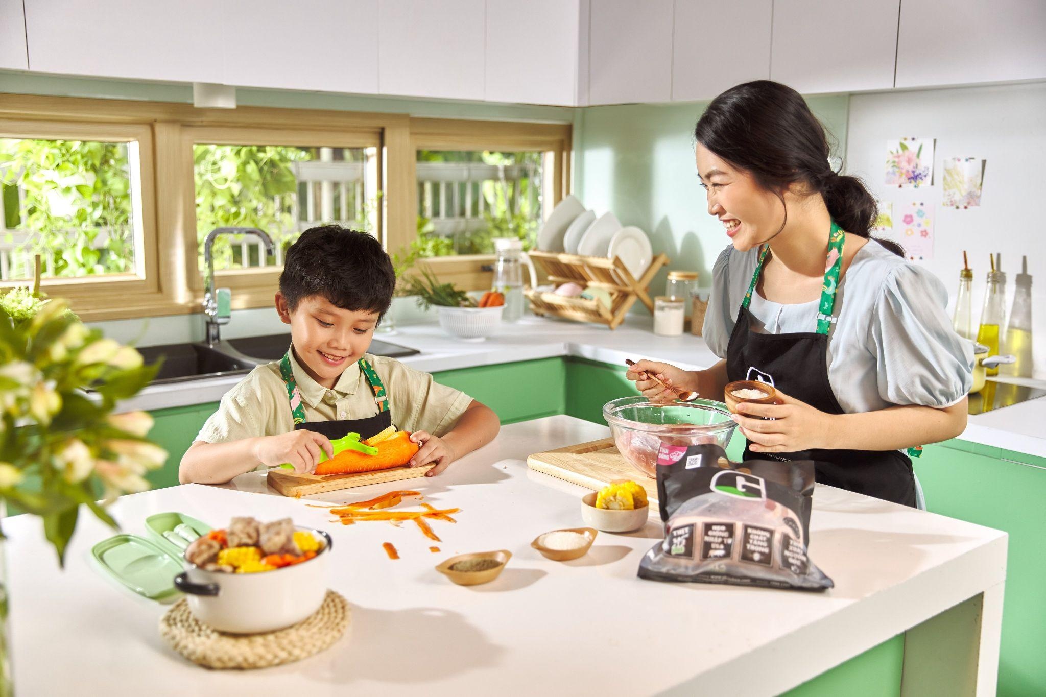 Yeu con, me chon thuc pham lanh hinh anh