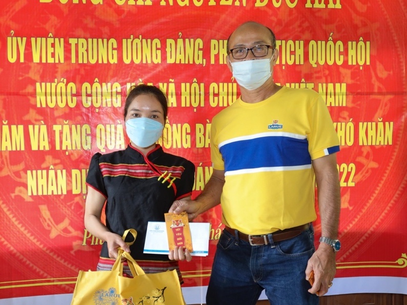 Bia Larue mang xuan yeu doi toi 1.000 ho gia dinh Da Nang, Quang Nam hinh anh