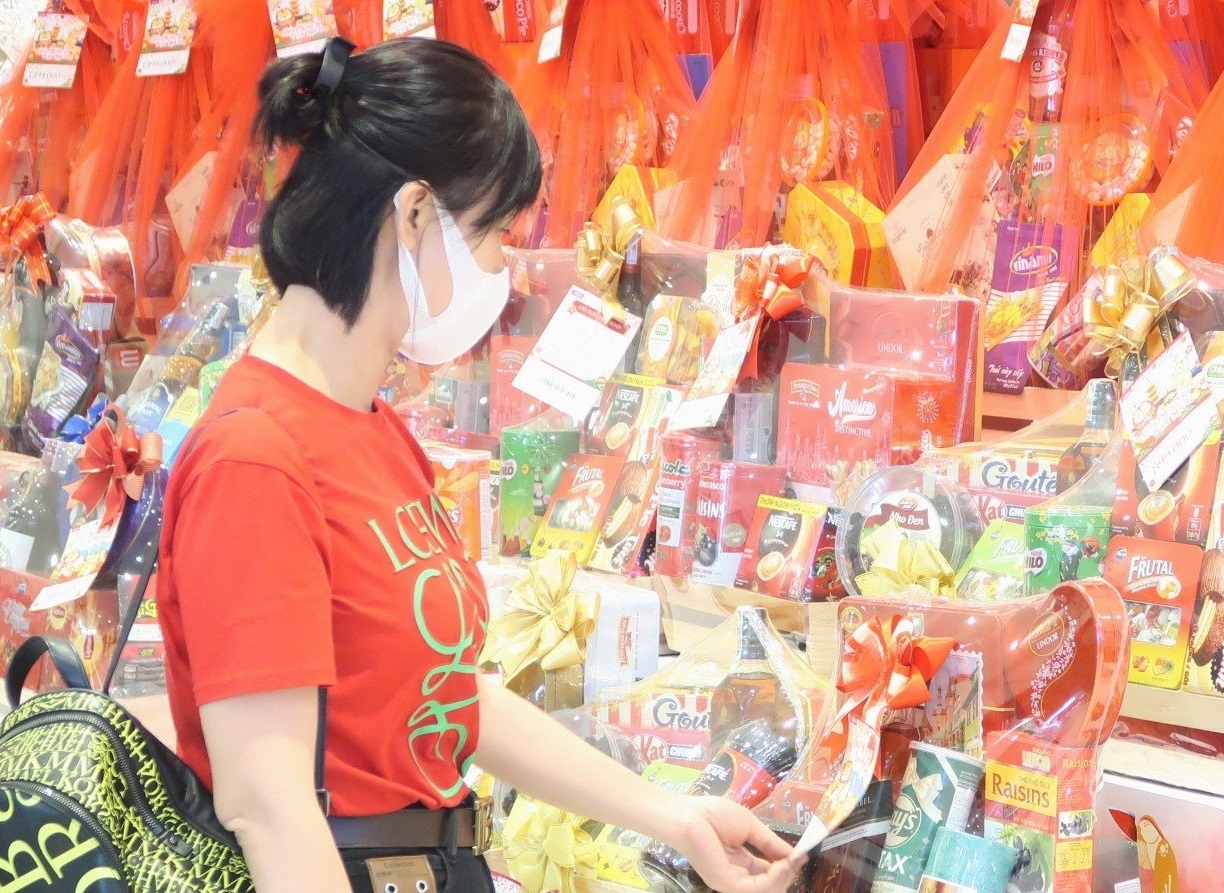 Vui choi, mua sam an toan dip Tet Nham Dan hinh anh