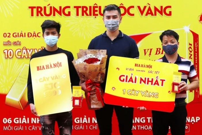 Trung thuong 1 cay vang SJC 9999 nho uong Bia Ha Noi dip Tet hinh anh