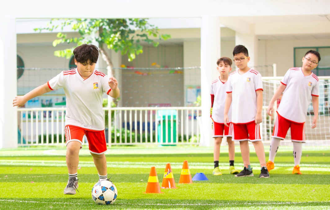 Hoc phi Royal School anh 1