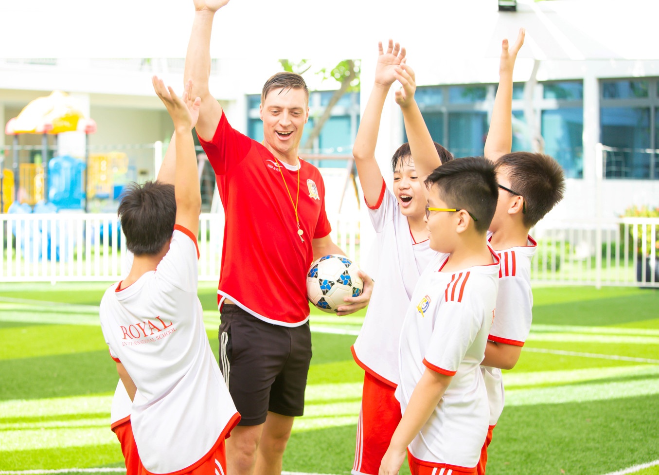 Hoc phi Royal School anh 5