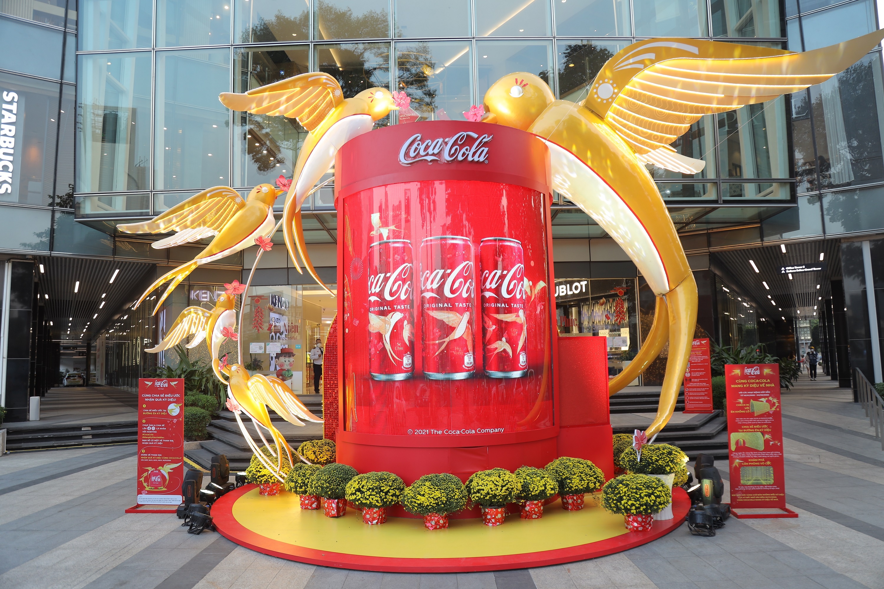 Gap en vang truoc them nam moi, mang ky dieu ve nha cung Coca-Cola hinh anh