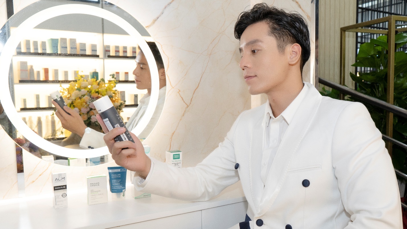 Nam vuong Cao Xuan Tai chia se cach chon san pham cham soc da hinh anh