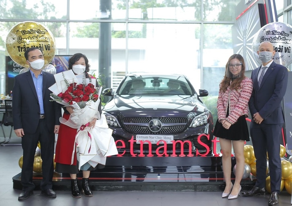 Mua xe hoi, khach trung them Mercedes-Benz C 180 AMG hinh anh