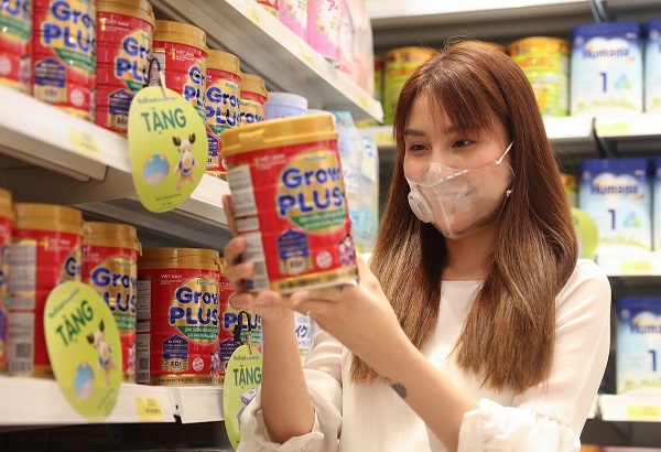 Hot mom Thanh Tran bat mi cach chon sua cho con hinh anh