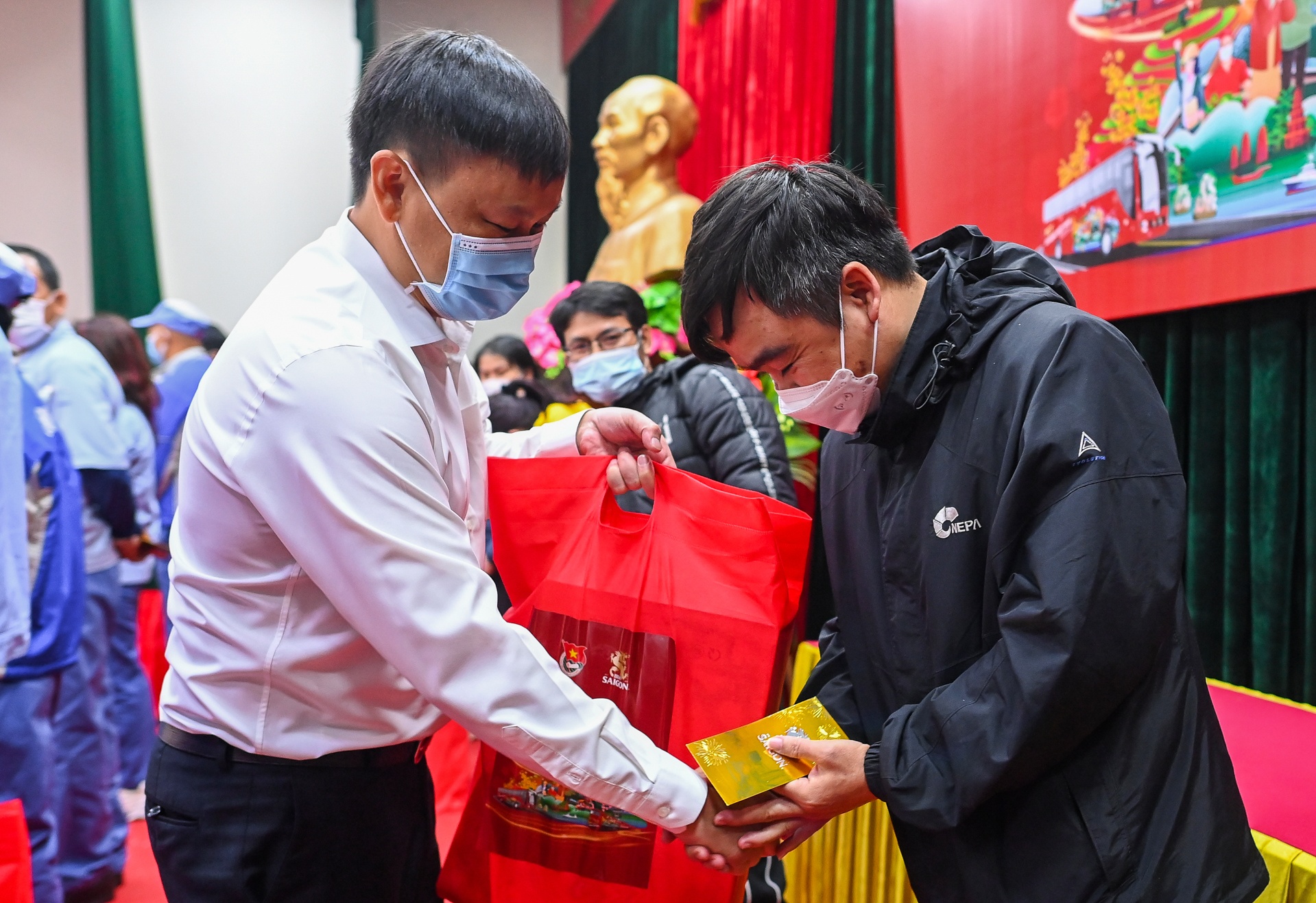 Mang 'Tet chung mot nha' toi nguoi lao dong xa que hinh anh