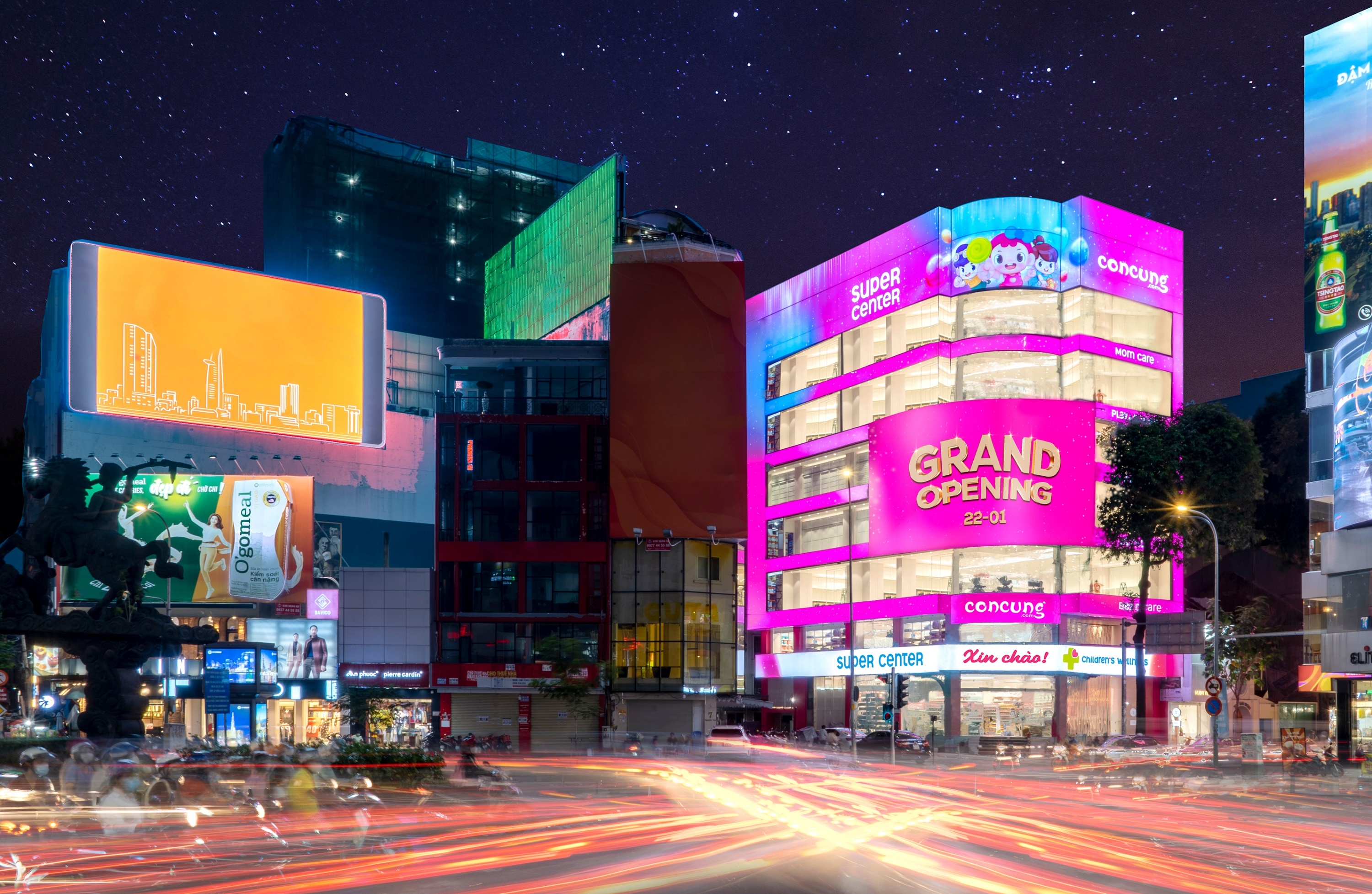 Con Cung tang 10.000 mon qua cho me bau nhan khai truong Super Center hinh anh