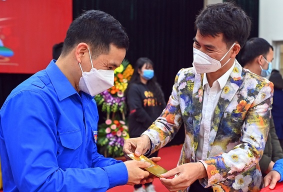 Xuan Bac cung nguoi lao dong don 'Tet chung mot nha' hinh anh