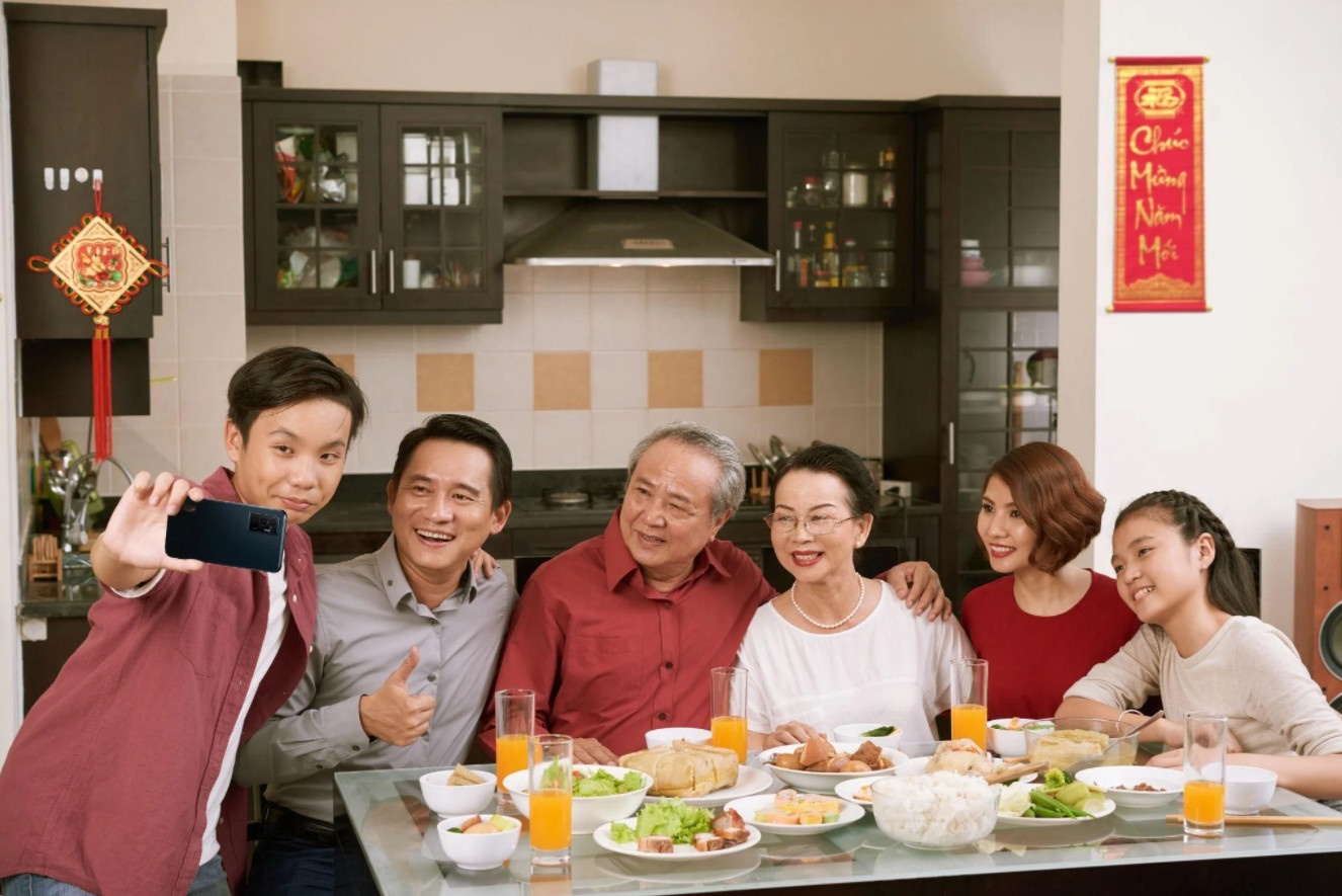 'Xich lai gan nhau hon' dip Tet voi anh selfie bang vivo V23 5G hinh anh