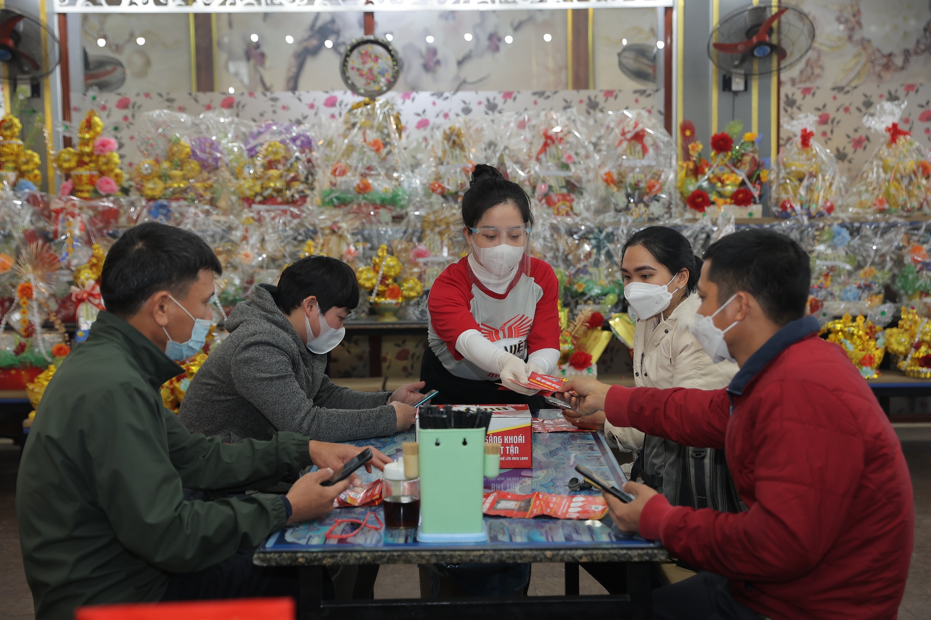 Bia Viet va hanh trinh tiep suc nguoi dan ‘het minh ve nha’ don Tet hinh anh