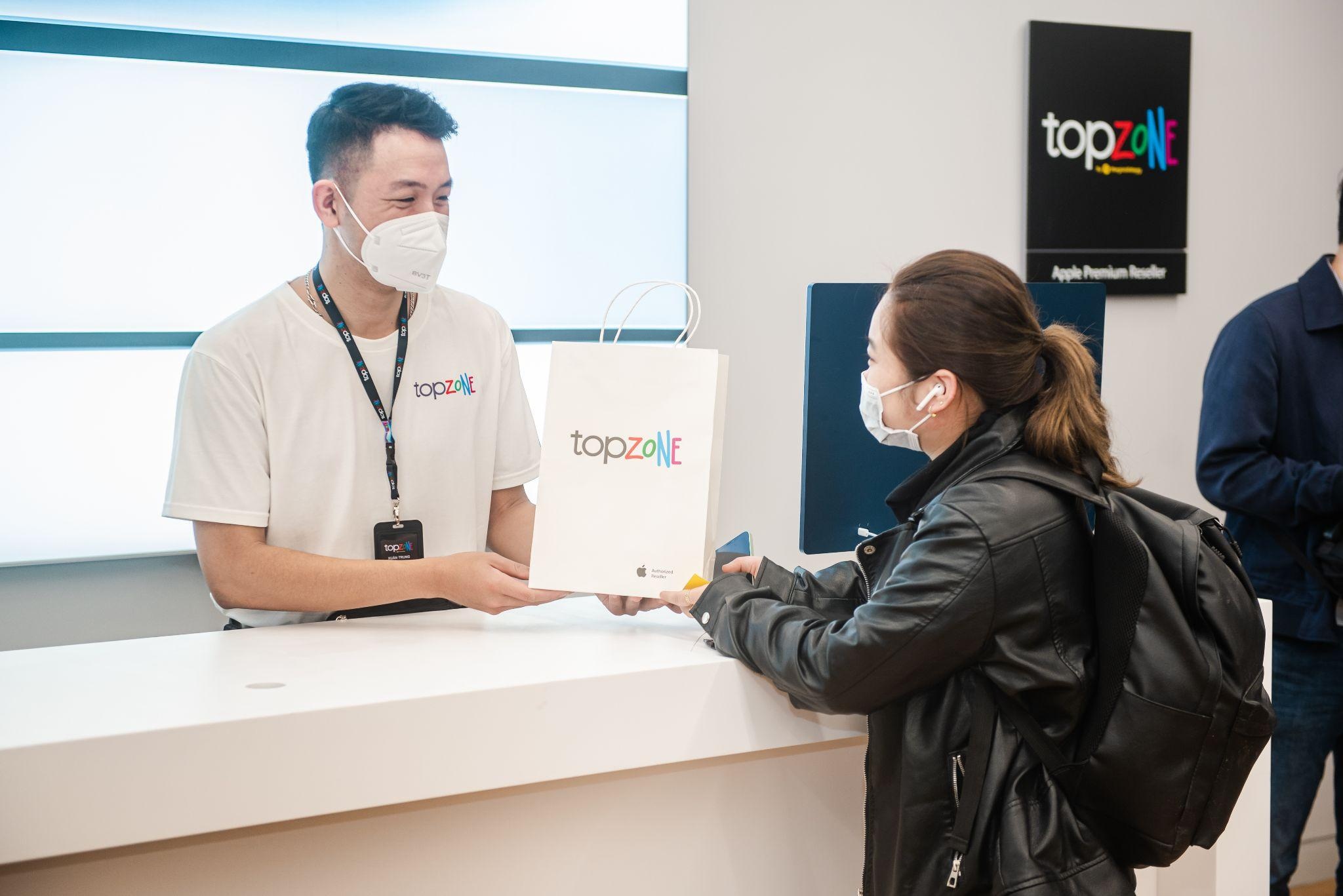 TopZone APR Ha Noi thu ve 6,5 ty dong sau 24 gio khai truong hinh anh