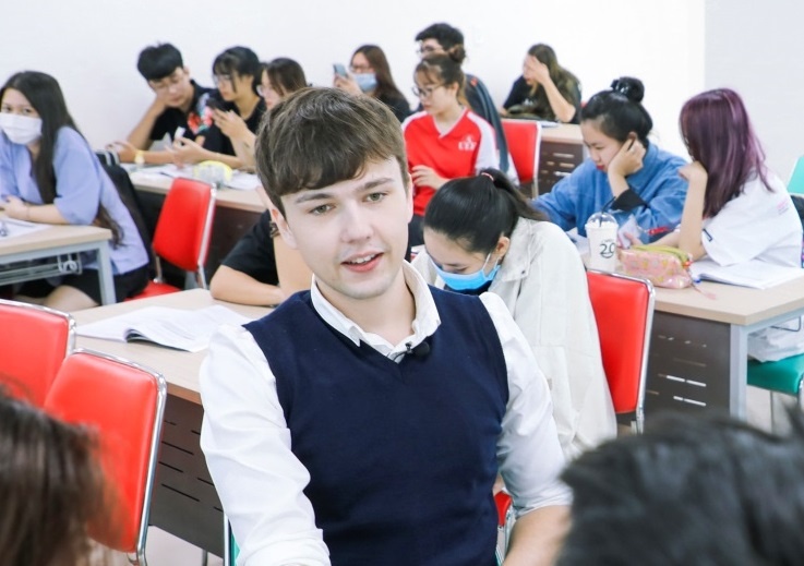 UEF tang hoc bong 50% cho si tu co chung chi IELTS 6.0 tro len hinh anh