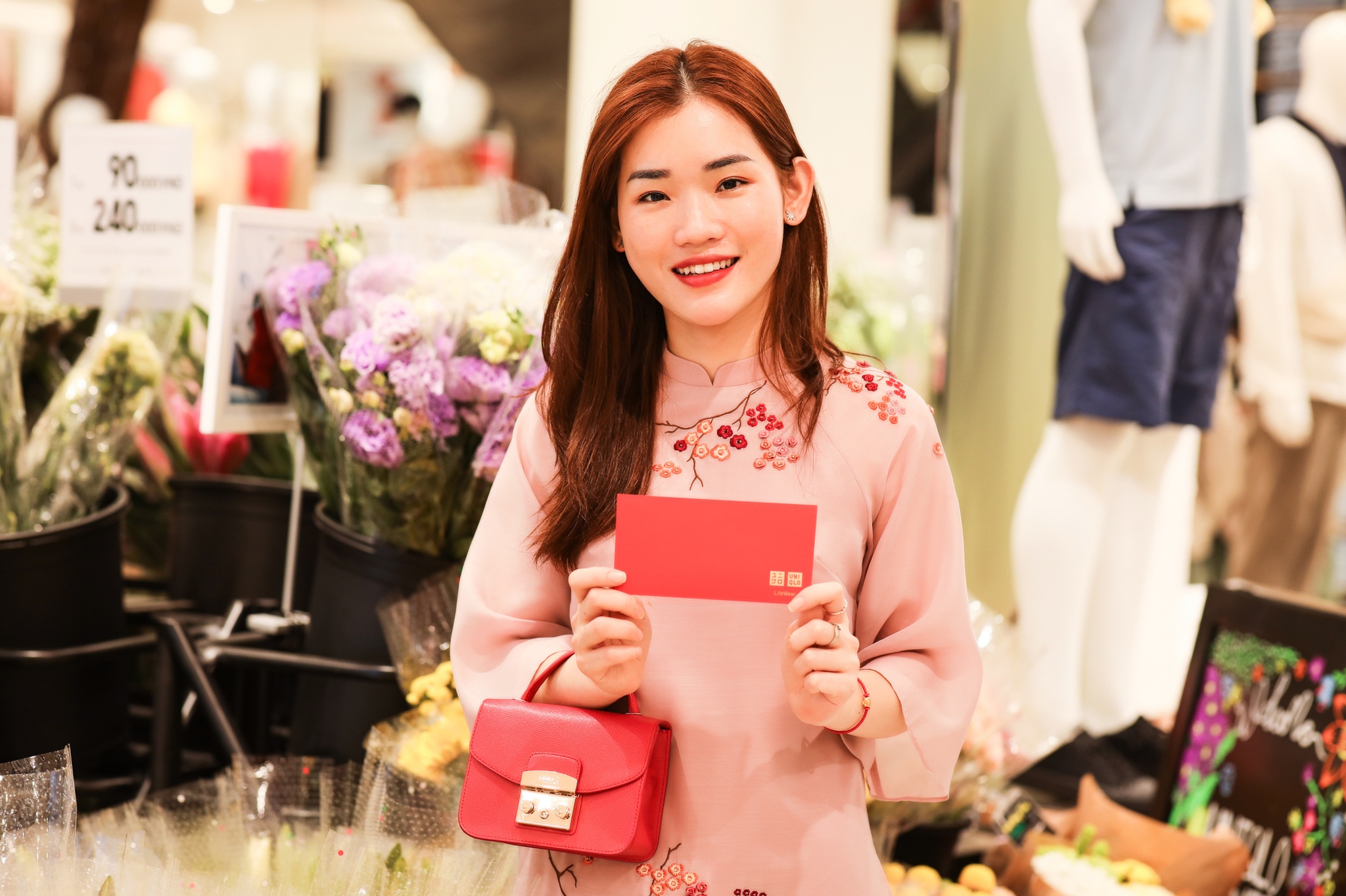 Uniqlo tao dau an voi loat trai nghiem doc dao mua Tet hinh anh