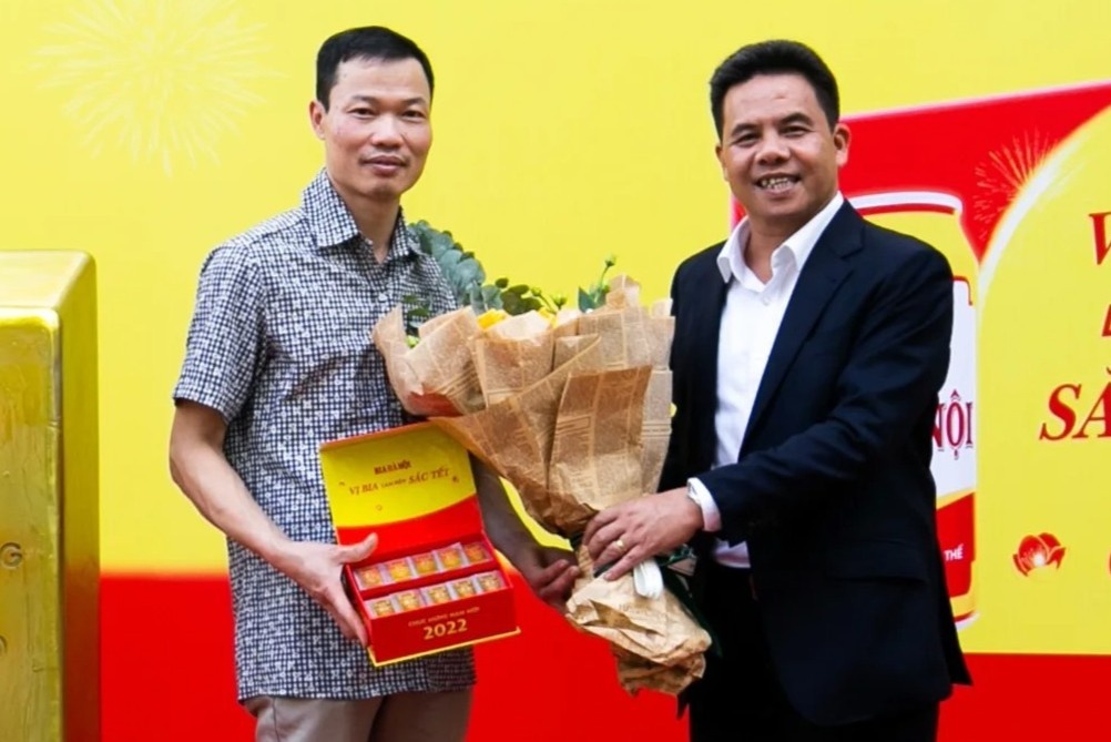 'Trung 10 cay vang, gia dinh toi an Tet lon nho Bia Ha Noi' hinh anh