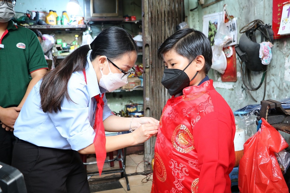 Mang Tet ve cho tre em mo coi vi Covid-19 hinh anh