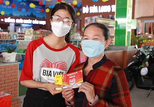 Nhung nu cuoi phia sau tram doan vien y nghia cua Bia Viet hinh anh