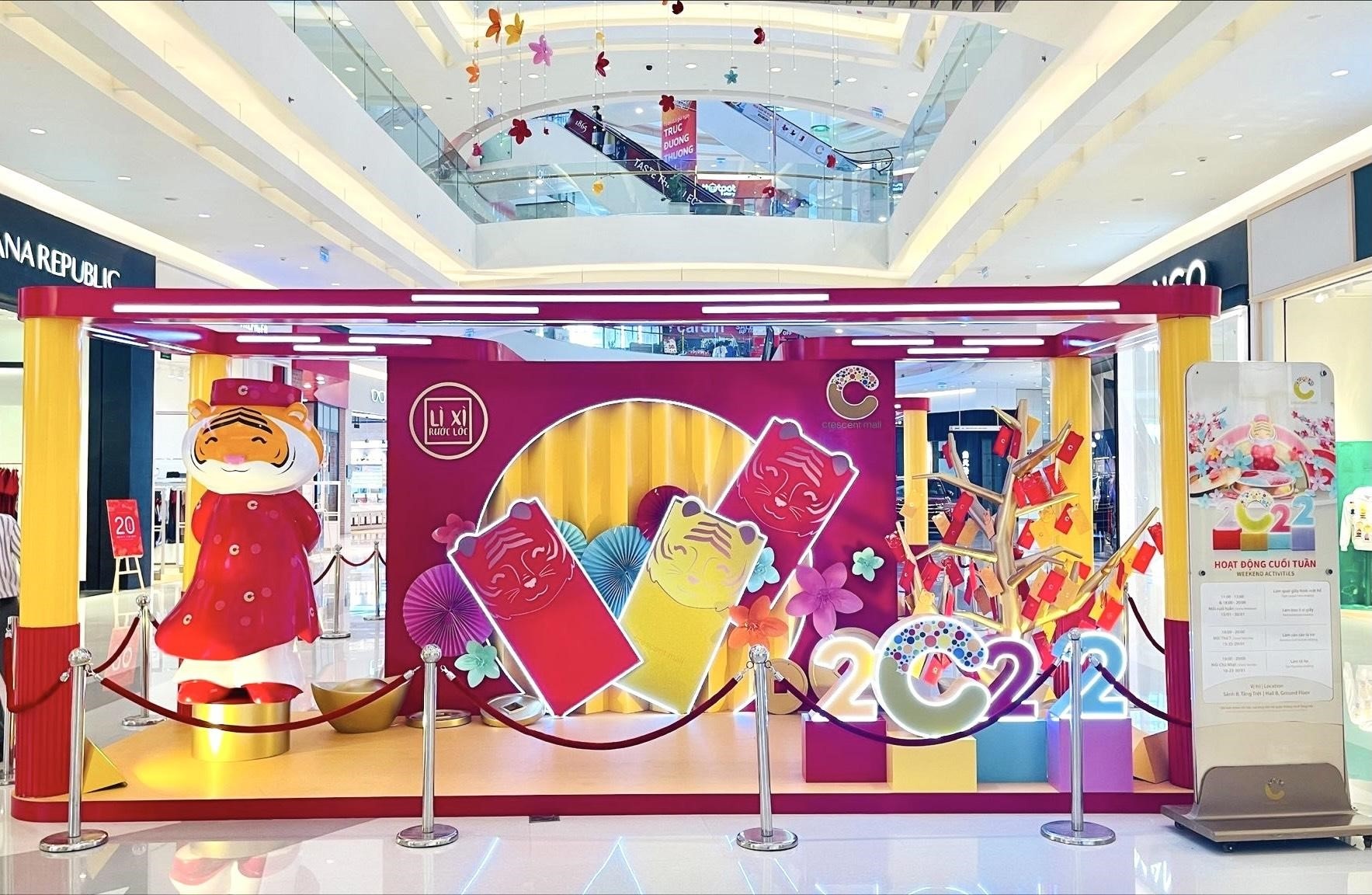 Du xuan cung gia dinh tai Crescent Mall hinh anh