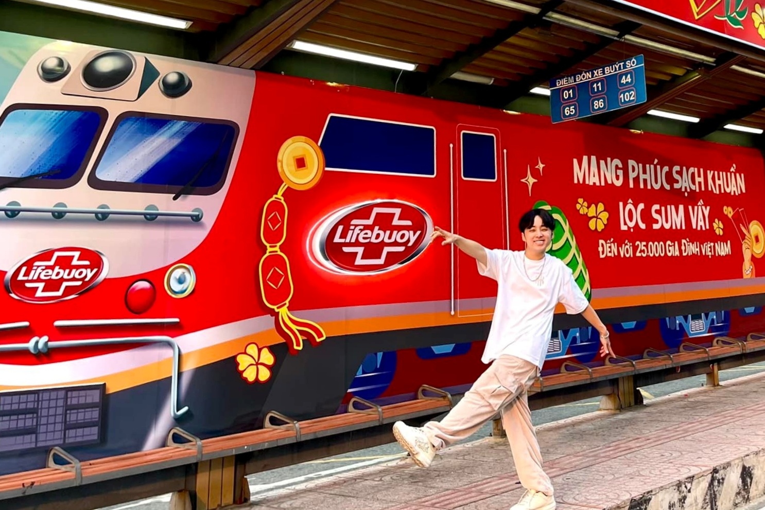 Tram xe buyt Ham Nghi tai TP.HCM ‘thay ao’ don Tet hinh anh