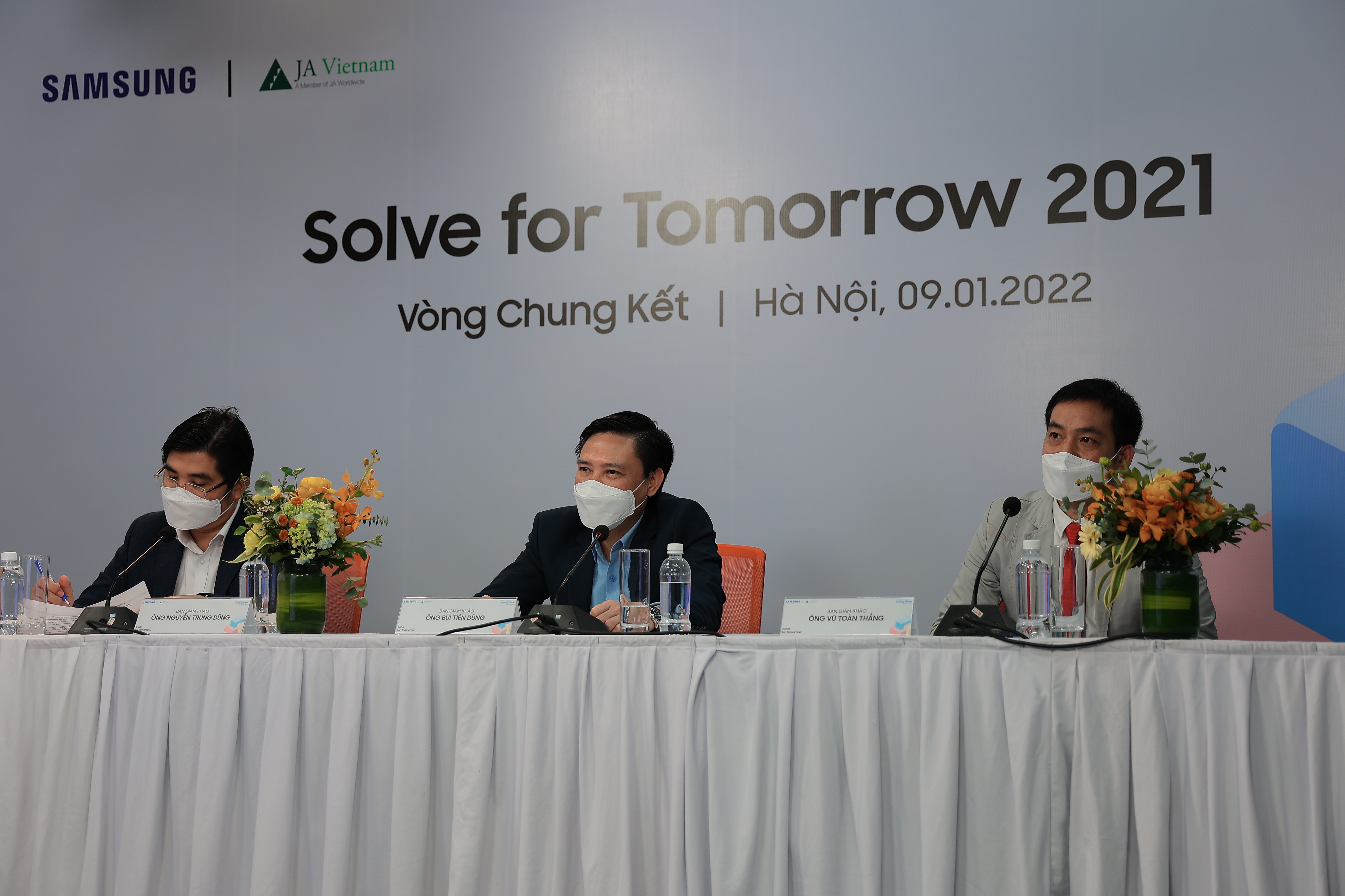 Chap canh dam me sang tao khoa hoc cong nghe voi Solve for Tomorrow hinh anh